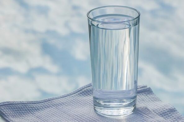 un vaso de auga para unha dieta preguiceira