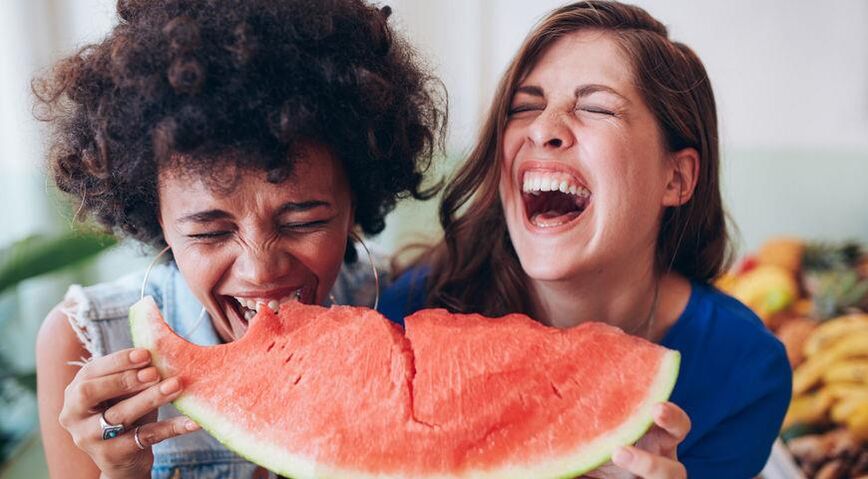 As nenas comen sandía